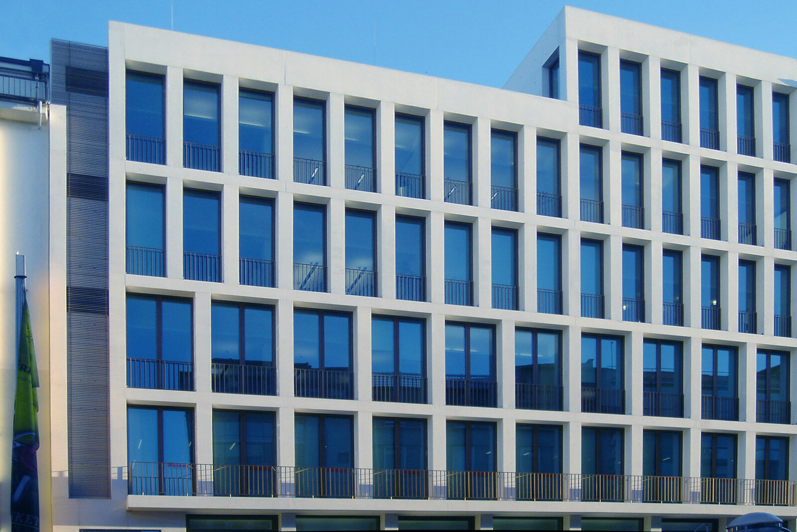 Aluminiumfassade für Bürogebäude in Stuttgart – von moba